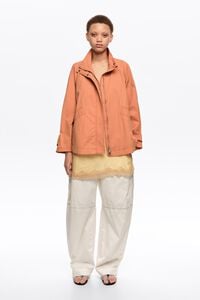Gabardina fluida corta cuello subido naranja