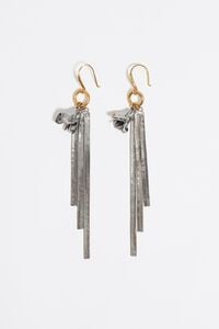 Aretes flores y cadenas plateados oscuros