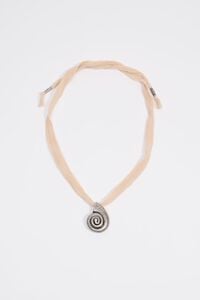 Collar tejido nude y caracol plateado envejecido