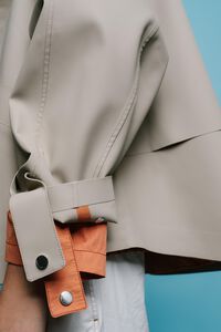 Gabardina corta cuello subido engomada camel