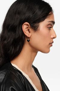 Aretes aro dorados y coraz&oacute;n negro