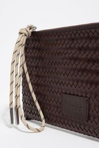 Sobre cierre mediana piel caf&eacute; oscuro