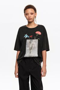 Camiseta logo flores negro lavado