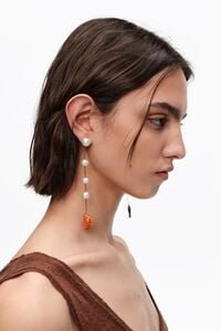 Aretes perlas con pez y caracola cer&aacute;mica