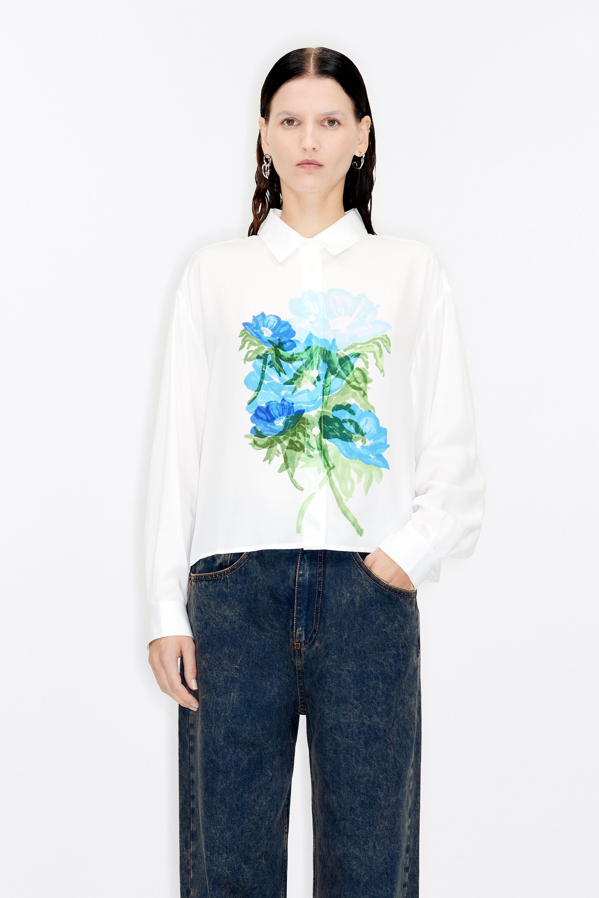 Camisa blanca con flores deals