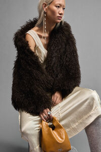 Abrigo oversize de pelo café oscuro