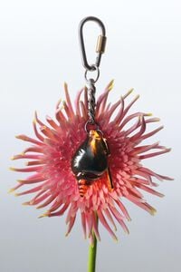 Llavero caracola resina y llave metal