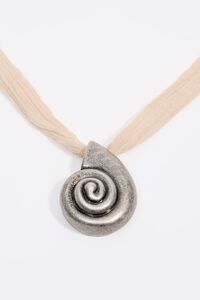 Collar tejido nude y caracol plateado envejecido