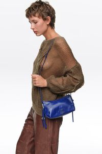 Bolsa bandolera peque&ntilde;a piel azul el&eacute;ctrico