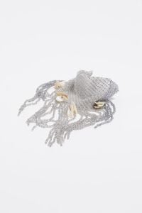 Pulsera flecos plateados y n&aacute;car