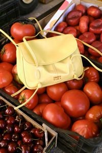 Bolsa mini de solapa piel amarilla