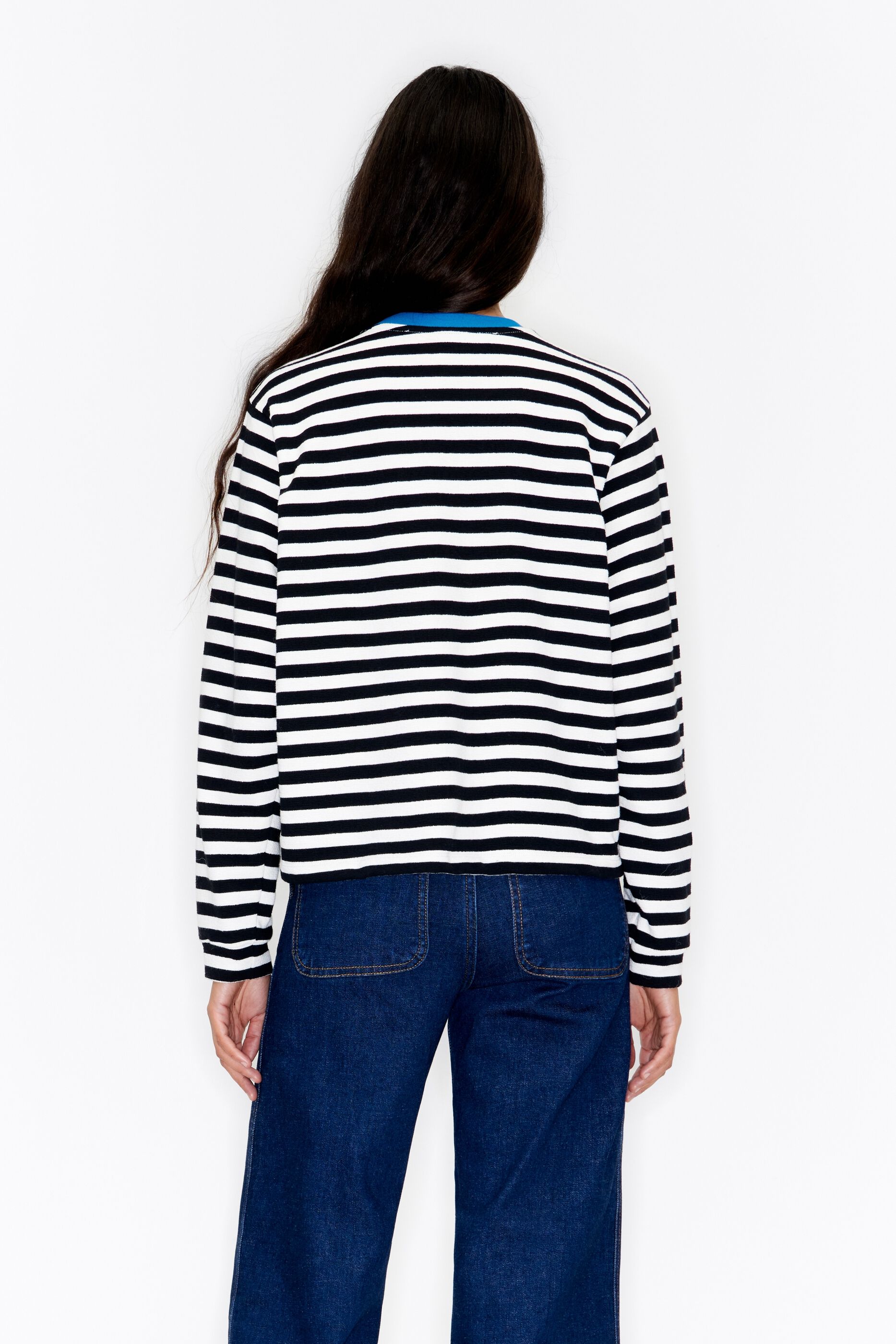 Camiseta blanca deals con rayas negras
