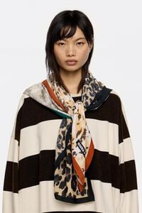 Pañuelo patchwork con marcos contraste prints animales beige Pañuelo patchwork con marcos contraste prints animales beige