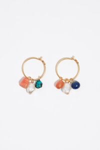Aretes de aro dorados con piedras multicolor y perla