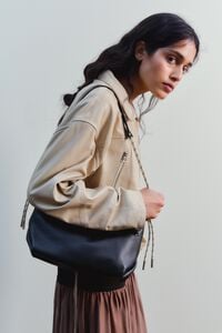Bolsa de hombro mediana piel negra
