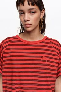 Camiseta corta logo bordado rayas rojas