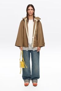 Gabardina l&iacute;nea A corta engomada camel oscuro