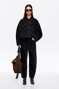 Chamarra denim remaches negra