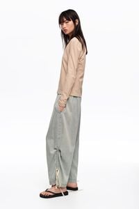 Pantal&oacute;n jogger fruncido denim azul claro