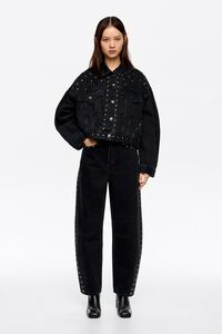 Chamarra denim remaches negra