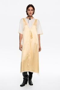 Vestido superpuesto encajes mantequilla