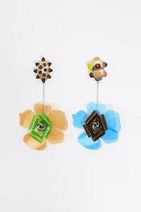 Aretes con flores multicolor y resinas transparentes